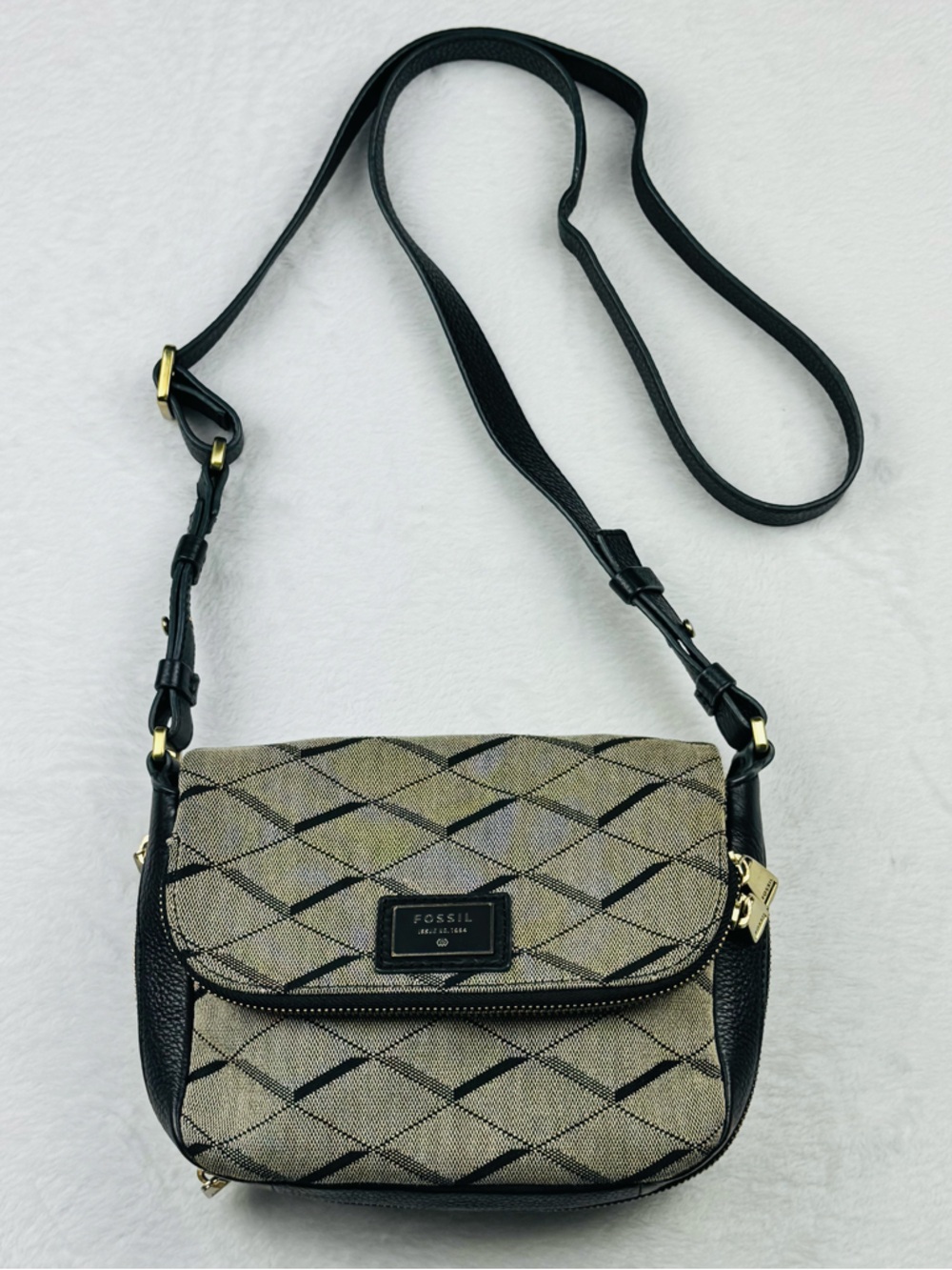 Fossil Canvas/ Pebbled Leather Expandable Crossbody purse. Clean Fabric lining.